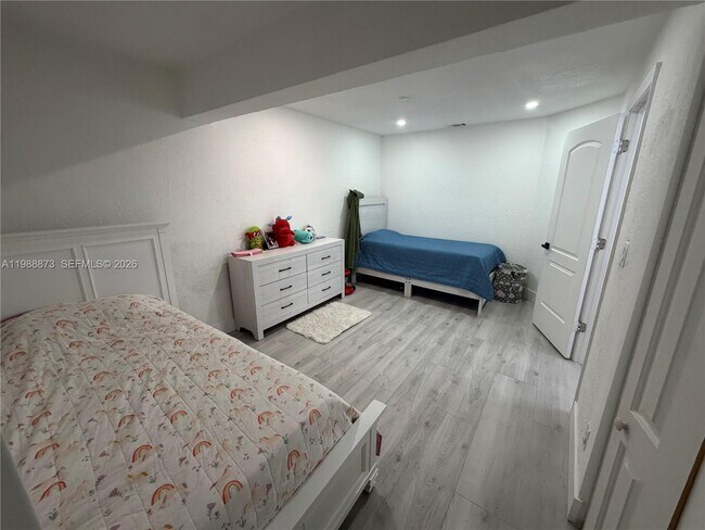 Building Photo - 660 SW 30th Terrace