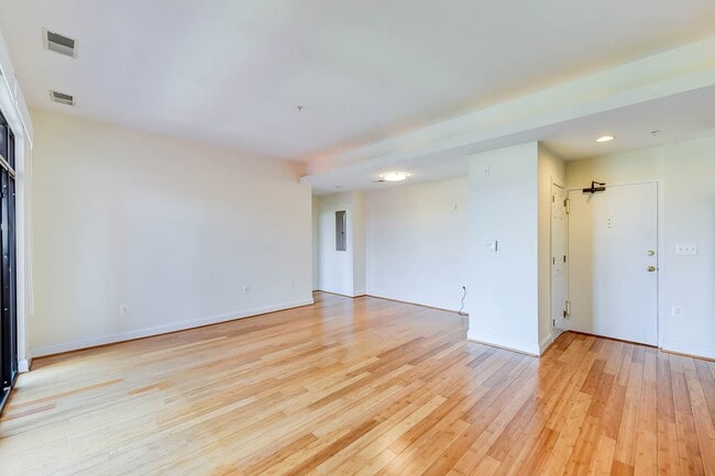 Building Photo - Gorgeous 2 Bedroom Penthouse in River Place South!