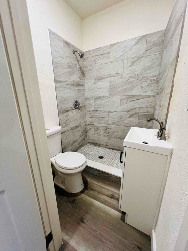 Building Photo - 860 W 47th St