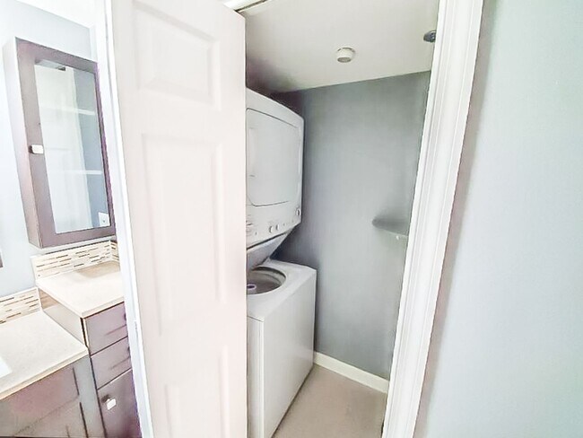 Building Photo - Beautifully Updated 1 Bed 1 Bath Condo With Sunroom In Sought After Point At Park