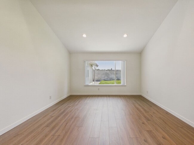Building Photo - COMPLETELY BRAND NEW HOUSE from ground up! Available NOW $5,300