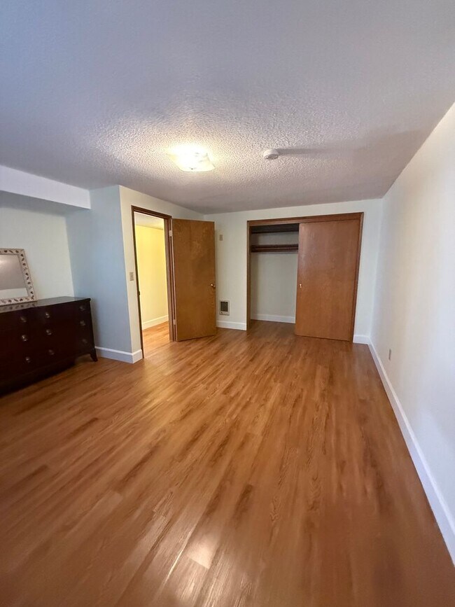 Building Photo - Charming ADU Apartment Connected to larger Home in Argay Terrace