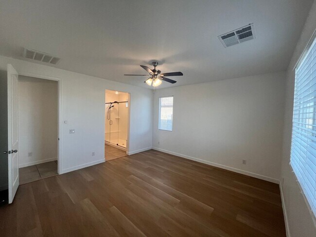 Building Photo - 2880 N Riverdale Ln