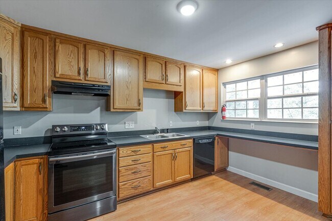 Building Photo - Charming 3-Bed / 2-Bath Home - Reduced Rat...