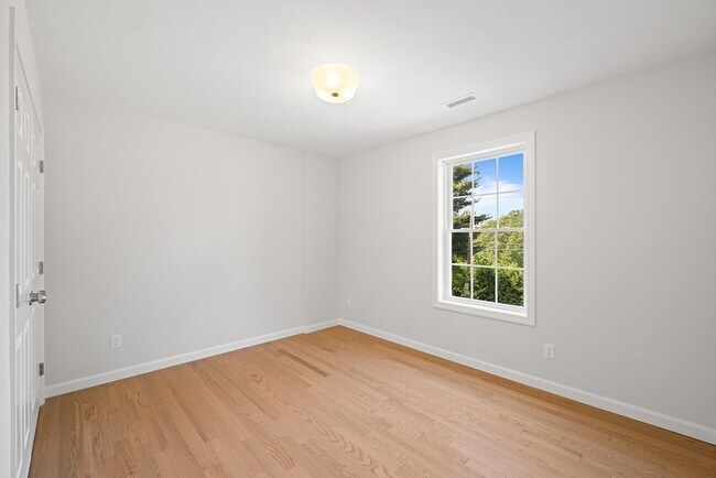 Building Photo - 45 Brookfield Rd