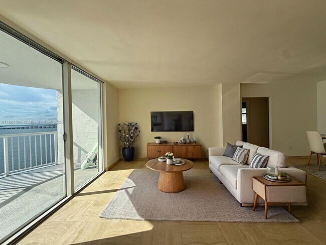Building Photo - 1420 Brickell Bay Dr