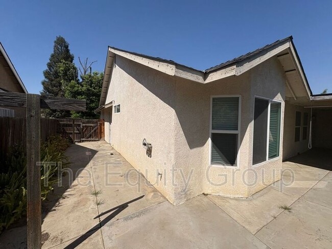 Building Photo - 3645 E Vista Dr