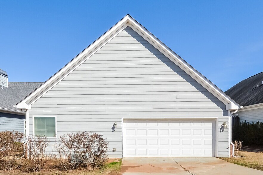 Building Photo - 232 Rogue Rd