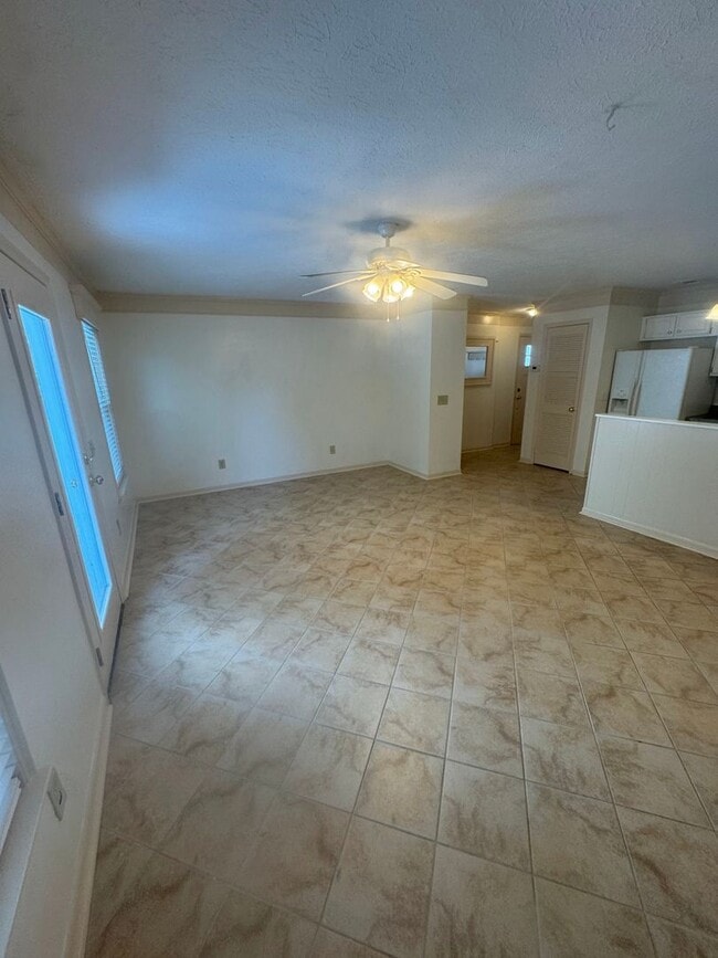 Building Photo - 6545 N Lagoon Dr