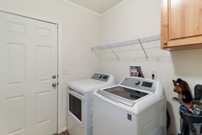 Building Photo - 3 Bed 2 Bath - A/C - Dog per Approval - NA...