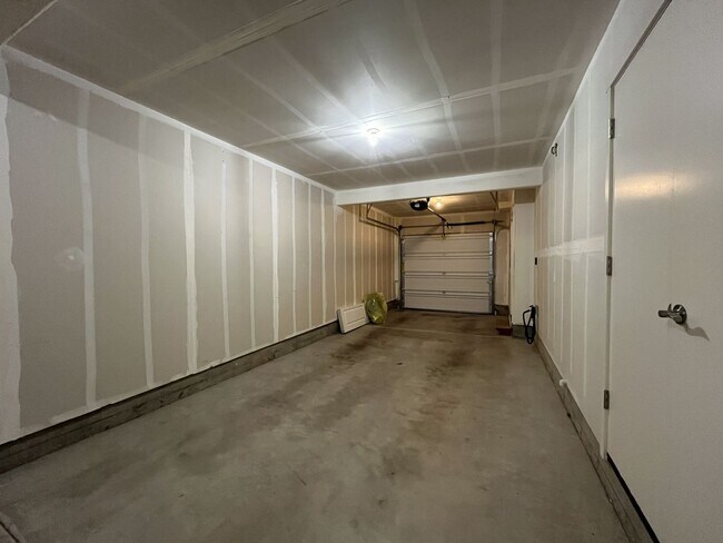 Building Photo - Modern Bull Mountain Townhome with Two Private Suites, Clubhouse, Pool, Fitness Center & Modern F...