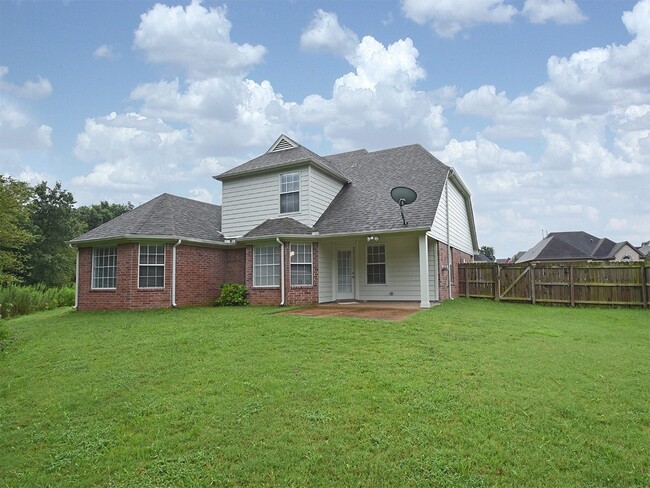 Building Photo - 4 bedroom, 2.5 bath home near Shelby Farms...