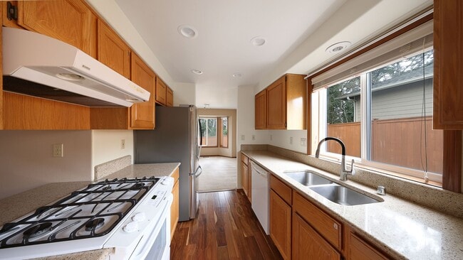 Building Photo - 3 Bed 2 Bath - No Pets - Gas furnace and A/C - NAS Whidbey