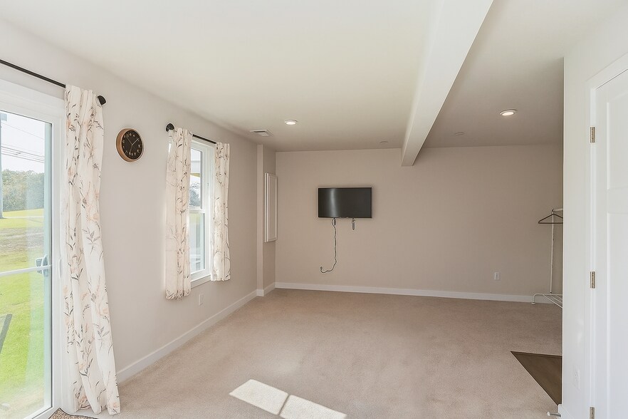 Building Photo - 6702 Sycamore Way