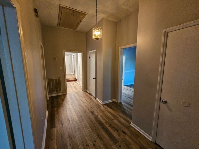 Building Photo - 3 Bedroom, 1 Bathroom- Home in South Rome!