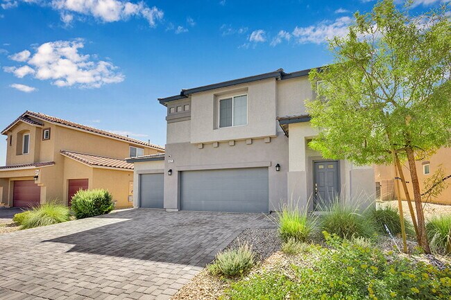 Building Photo - Gorgeous 5 Bedroom home!