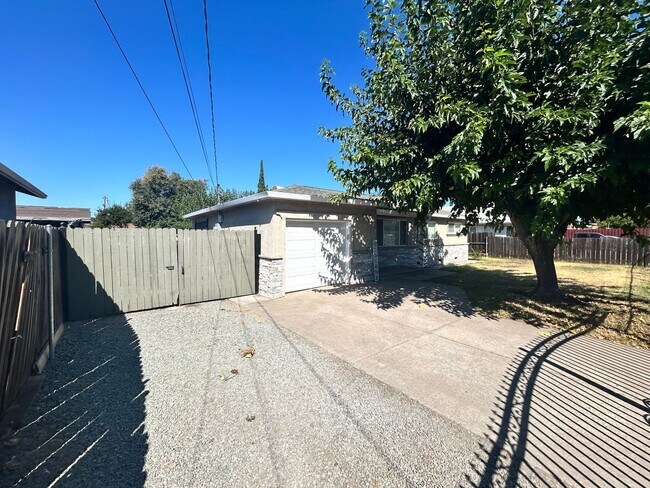Building Photo - 3 Bedroom/1 Full Remodeled Bath Stockton Ca