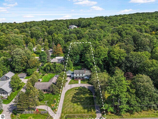 Building Photo - Late Summer Furnished Executive Extended Stay Rental on Old Mission Peninsula