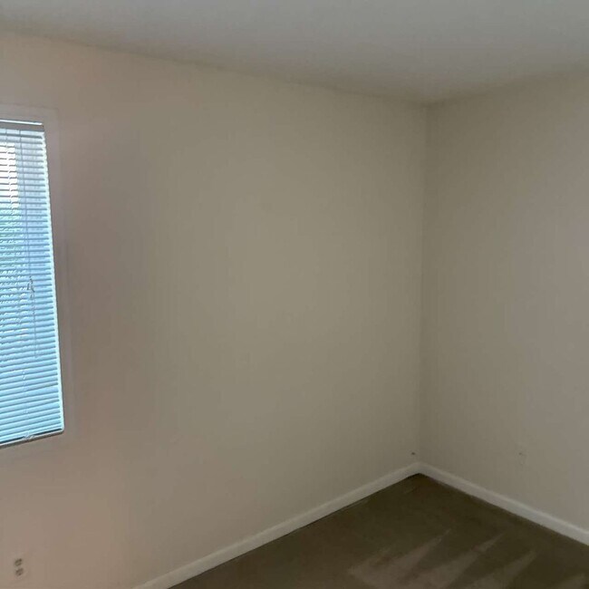 Building Photo - Ground Floor 1 Bedroom In Unit W/D Walk ou...