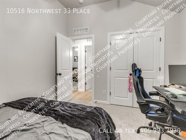 Building Photo - 10516 NW 33rd Pl