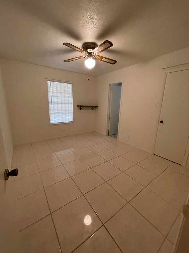 Building Photo - Move in Ready with Views of Boggy Creek Gr...