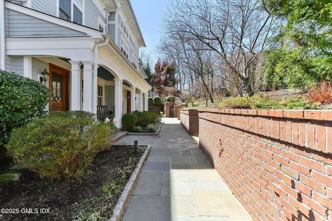 Building Photo - 523 E Putnam Ave