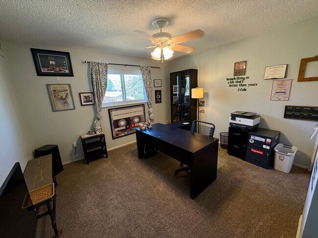 Building Photo - Stunning Morrison 3 bed/2 bath Corner Lot