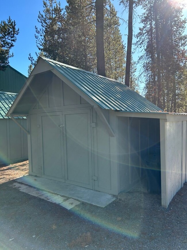 Building Photo - Cute Home Close to Everything