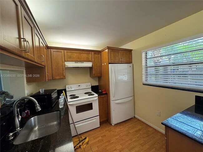 Building Photo - 10855 SW 112th Ave