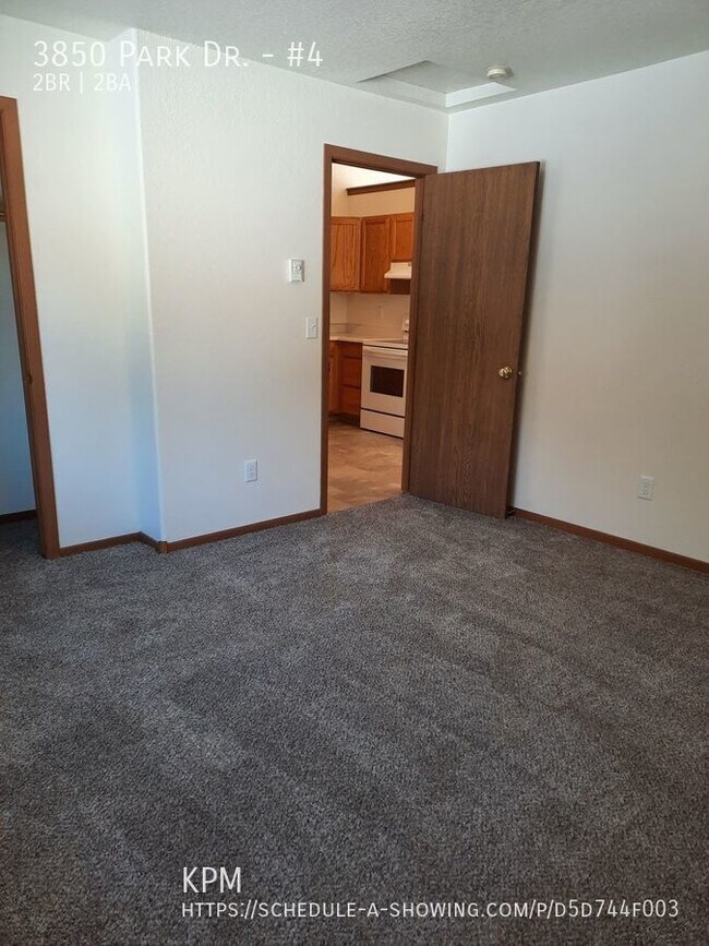 Building Photo - 3850 Park Dr