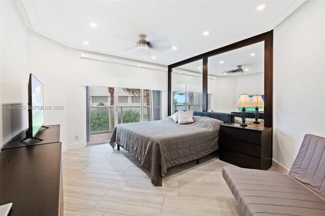 Building Photo - 16485 Collins Ave