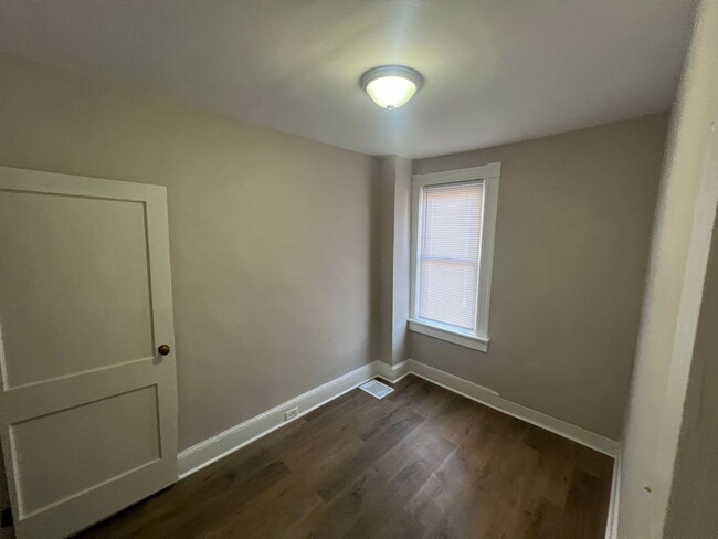 Building Photo - 3 Bed 1 Bath Renovated Townhouse