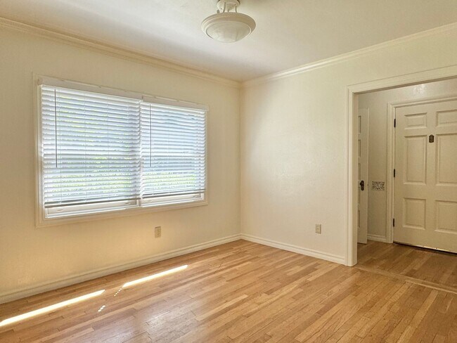 Building Photo - 548 W 4th Ave