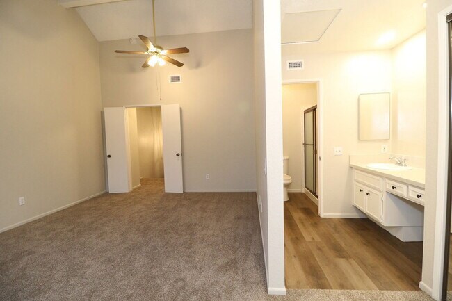 Building Photo - 204 San Luis Rey Dr