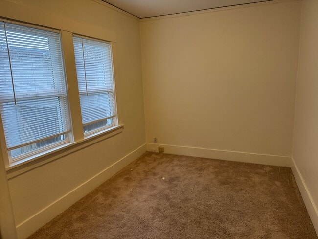 Building Photo - Charming 2 Bedroom 1 Bathroom Located in the Heart of the Beaumont-Wilshire Area!!