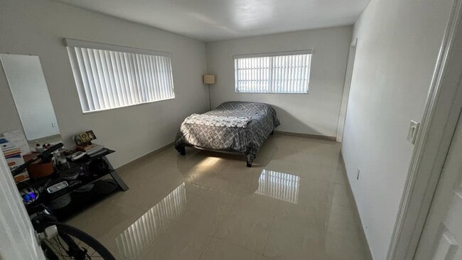 Building Photo - 15205 NE 6th Ave