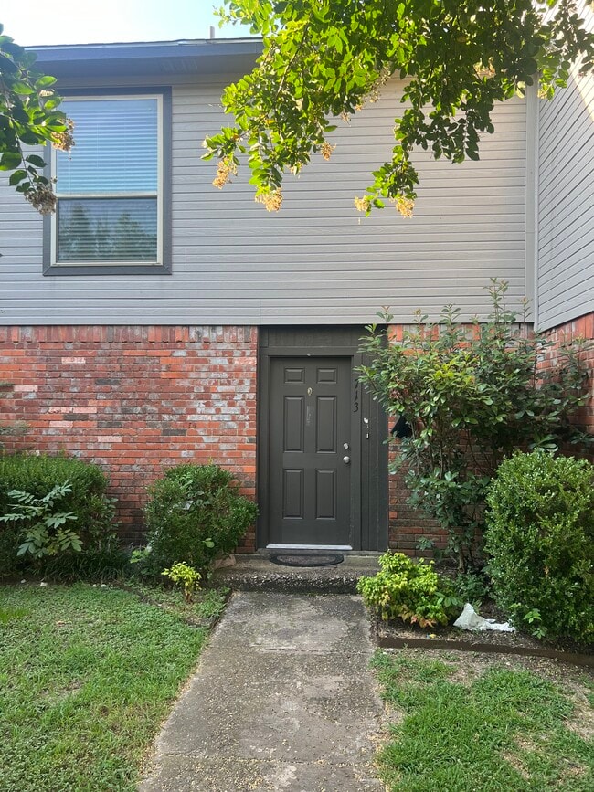 Building Photo - 715 W Tyler St