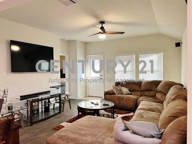 Building Photo - Well Maintained 3/2/2 in Crowley For Rent!