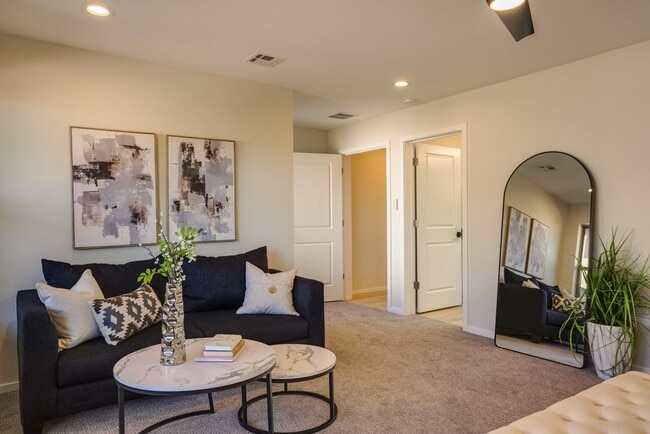 Building Photo - New Townhome in the Far NE Heights