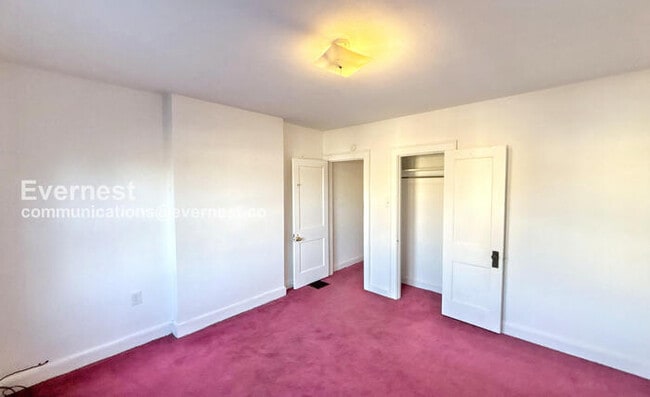 Building Photo - 3 Bed /1 Bath Townhome / Pet-Friendly / Vouchers Accepted / Available Now!