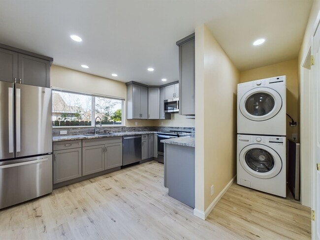 Building Photo - Modern 3BD/ABA duplex home features high-e...