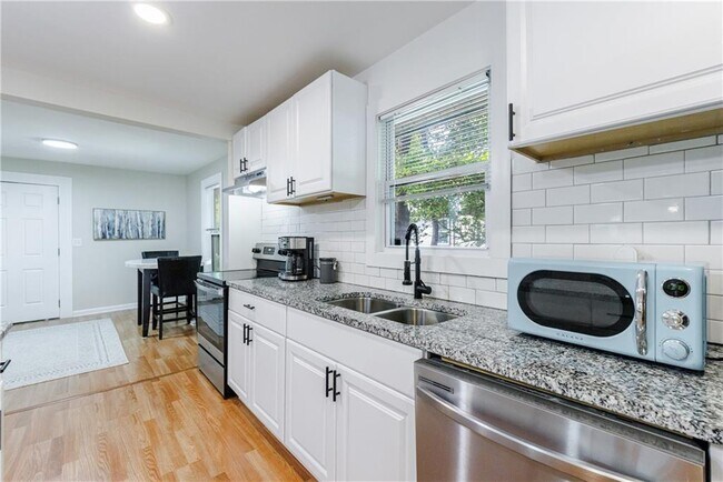 Building Photo - 554 Oak Dr