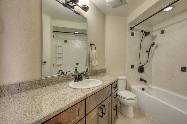 Building Photo - Bright & Spacious Rambler off of Cul-de-Sac