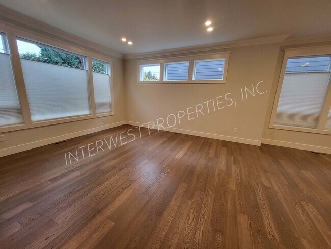 Building Photo - 4 bd 3.5ba dream home in the heart of the Woodlawn District w/Washer/Dryer, Garage & Gas Fireplace!
