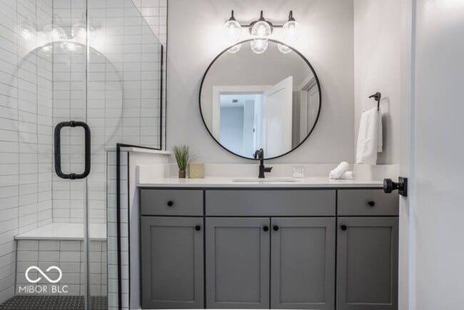 Building Photo - Beautiful townhome located off 16th and College. Pets allowed for an additional $1,000 non refund...