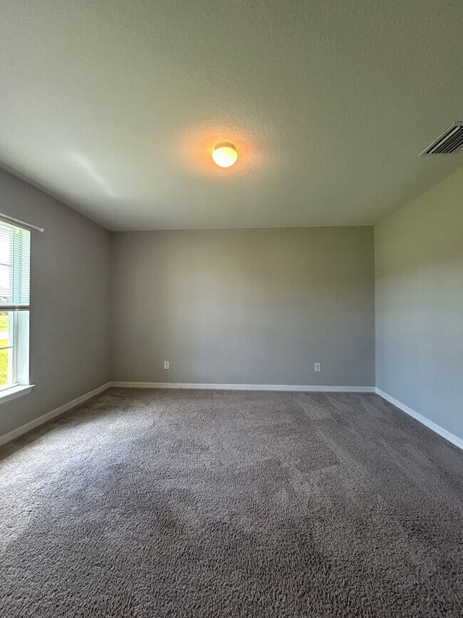Building Photo - Don't Miss This 4 Bed, 2 Bath Home with Fe...