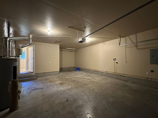 Building Photo - MOVE IN SPECIAL!  Remodeled 3 Bedroom / 2.5 Bathroom Home Southwest Redmond