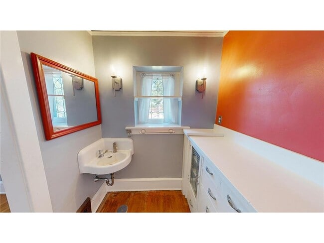 Building Photo - 216 Litchfield Ave SE