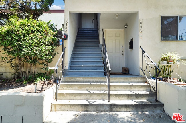 Building Photo - 10823 Camarillo St