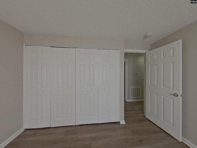 Building Photo - 201 Raintree Dr